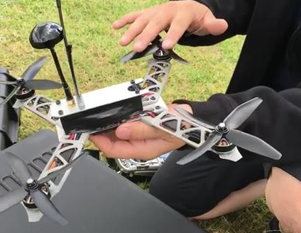 3D打印無人機來啦如今，3D打印技術正“無孔不入”地滲透到人們的生活中，3D打印機幾乎可應用于市場各細分行業。在無人機制造領域中，相對傳統制造，3D打印無人機有著不可比擬的優勢，3D打印機正以自身獨特(圖1)